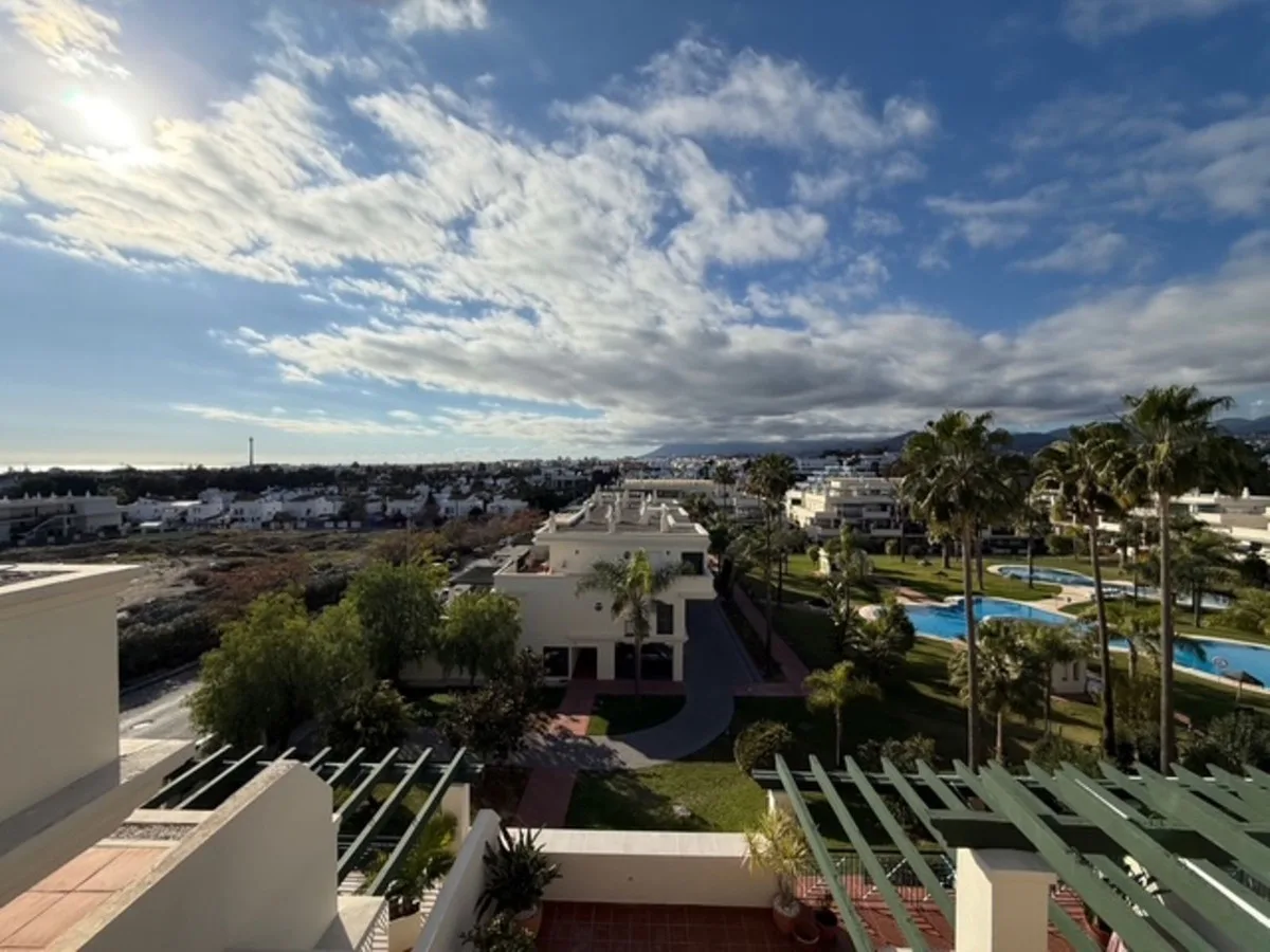 Luxuriöses Penthouse in Nueva Andalucía mit Panoramablick