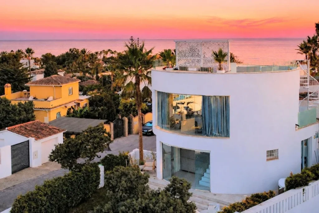 Elegante Villa in Marbesa: Mediterraner Traum an der Costa del Sol