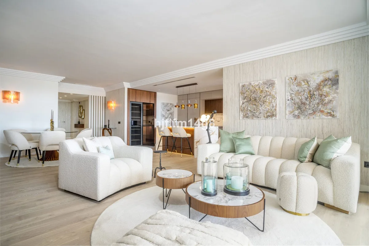 Moderne Wohnung mit Meerblick in Nueva Andalucía an der Costa del Sol