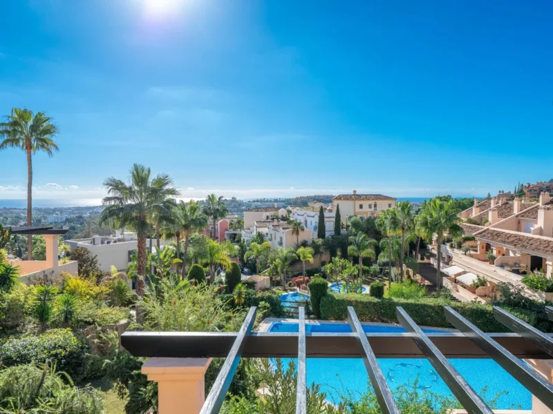 Luxuriöse Wohnung mit Panoramablick in Nueva Andalucía