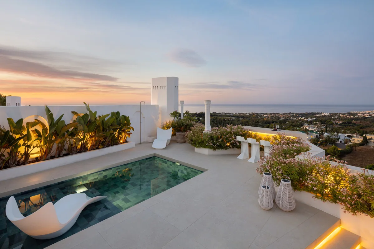 Elegantes Duplex-Penthouse mit Meerblick in Marbella Hills