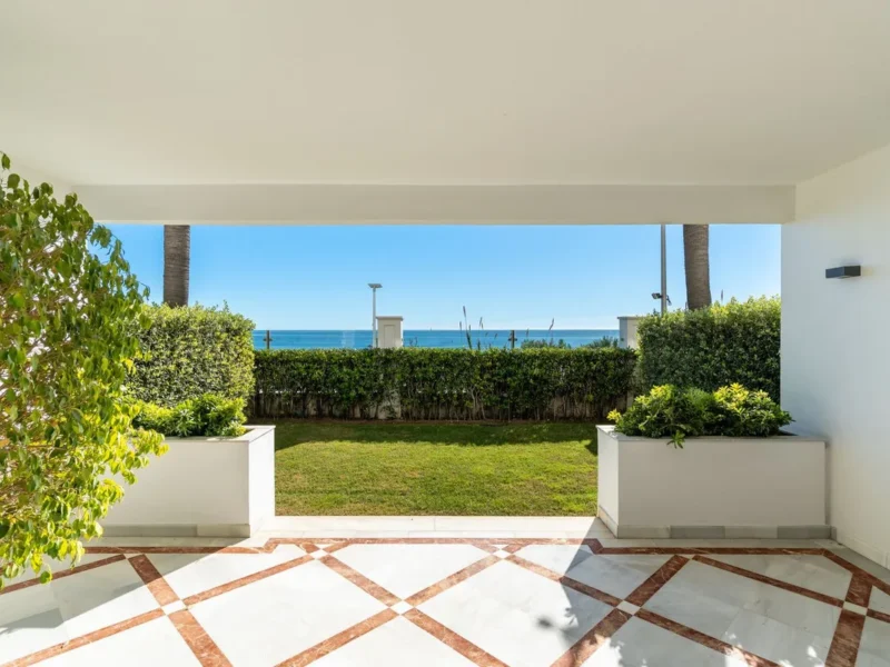Elegante Erdgeschosswohnung in Estepona mit Meerblick
