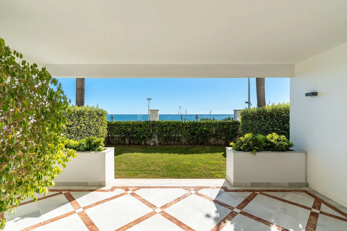 Elegante Erdgeschosswohnung in Estepona mit Meerblick