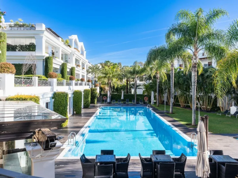 Elegante Erdgeschosswohnung am Strand in Estepona, Costa del Sol