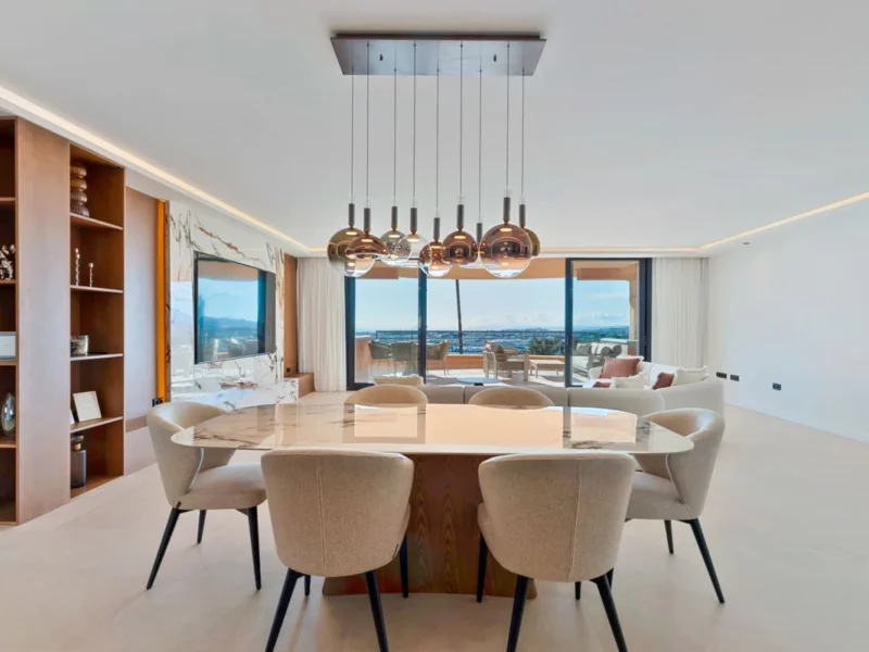Elegante Wohnung in Nueva Andalucía mit atemberaubendem Meerblick