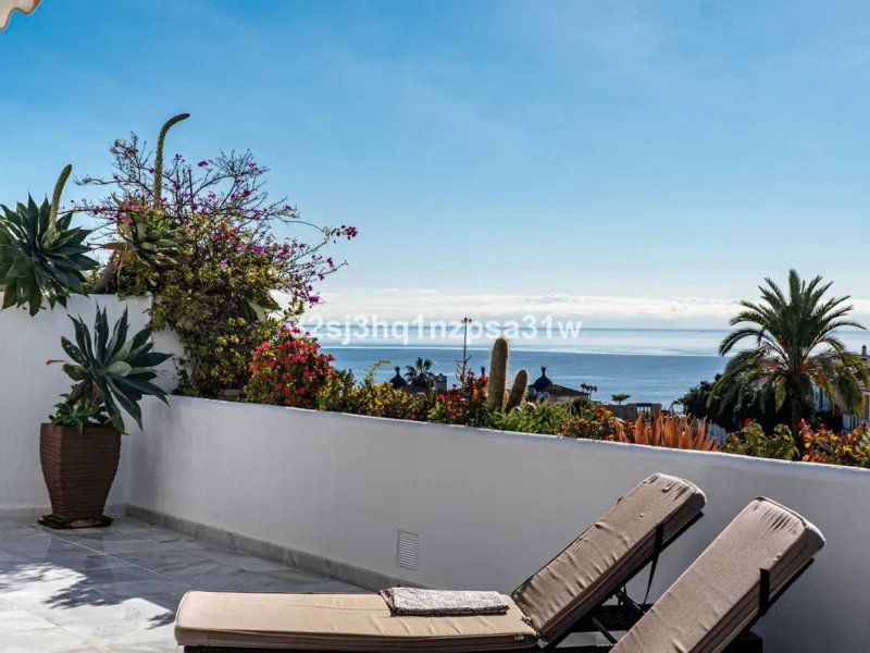 Elegante Wohnung mit Panoramablick in Guadalmina Baja