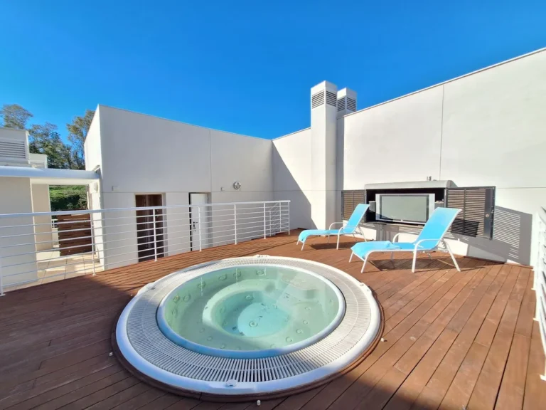 Elegantes Penthouse mit Panoramablick in Nueva Andalucía