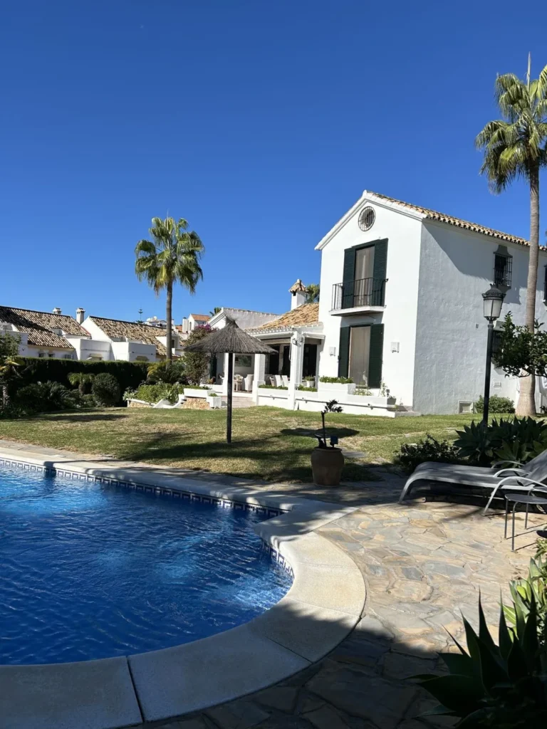 Elegante Villa in Atalaya an der Costa del Sol entdecken