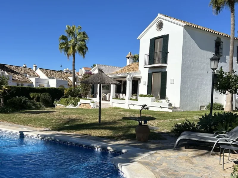 Elegante Villa in Atalaya an der Costa del Sol entdecken