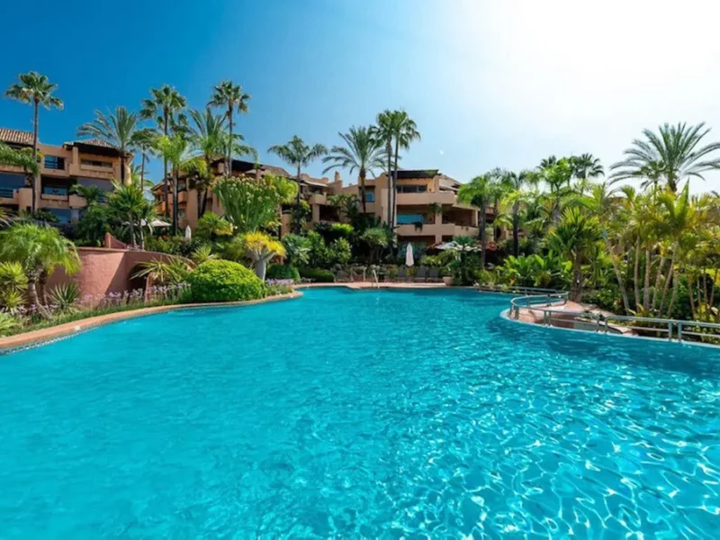 Elegantes Apartment mit Gartenblick in Sierra Blanca, Marbella
