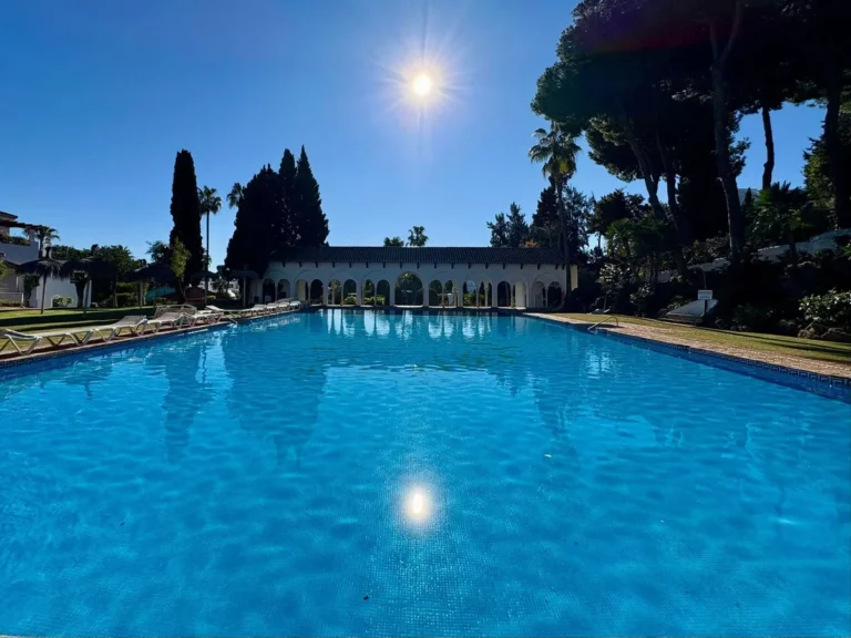 Elegantes Erdgeschossapartment im Señorío de Marbella