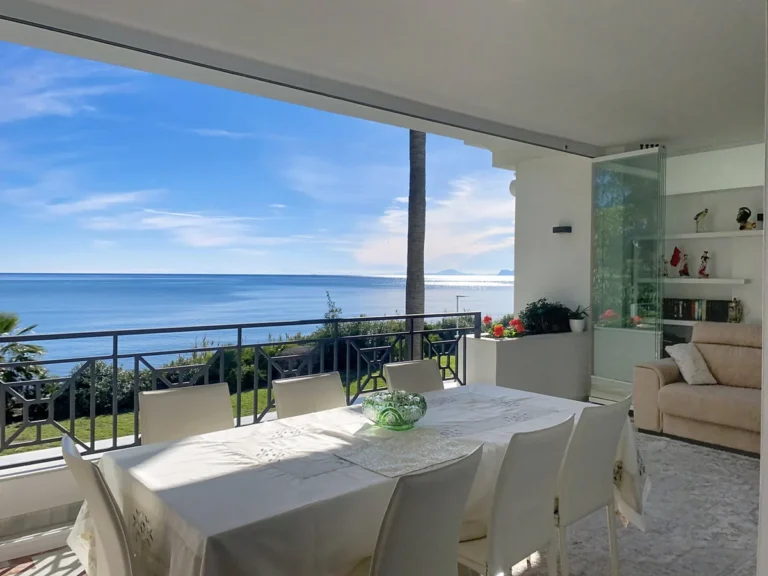 Elegante Wohnung mit Meerblick in Estepona, Costa del Sol