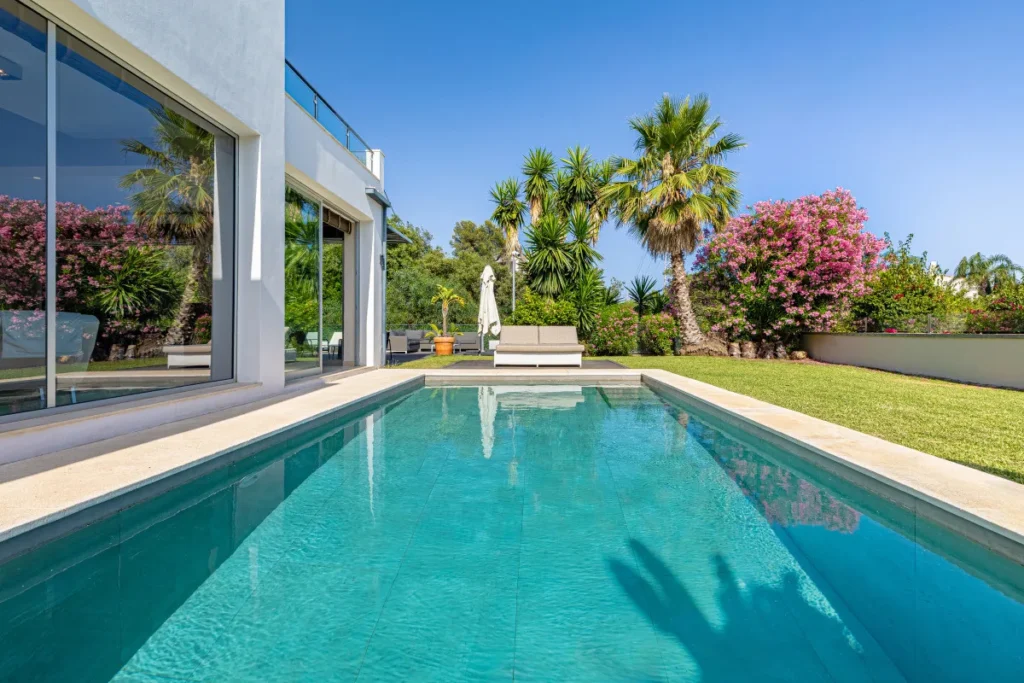 Moderne Villa in El Rosario: Elegantes Wohnen an der Costa del Sol