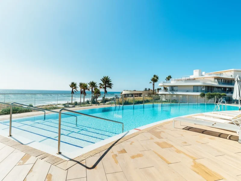 Moderne Strandwohnung in Estepona – Exquisite Küstenresidenz
