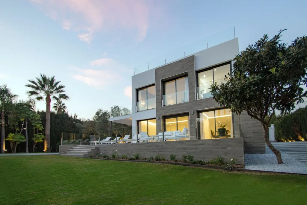 Exklusive Villa in Nueva Andalucía: Eleganz am Mittelmeer