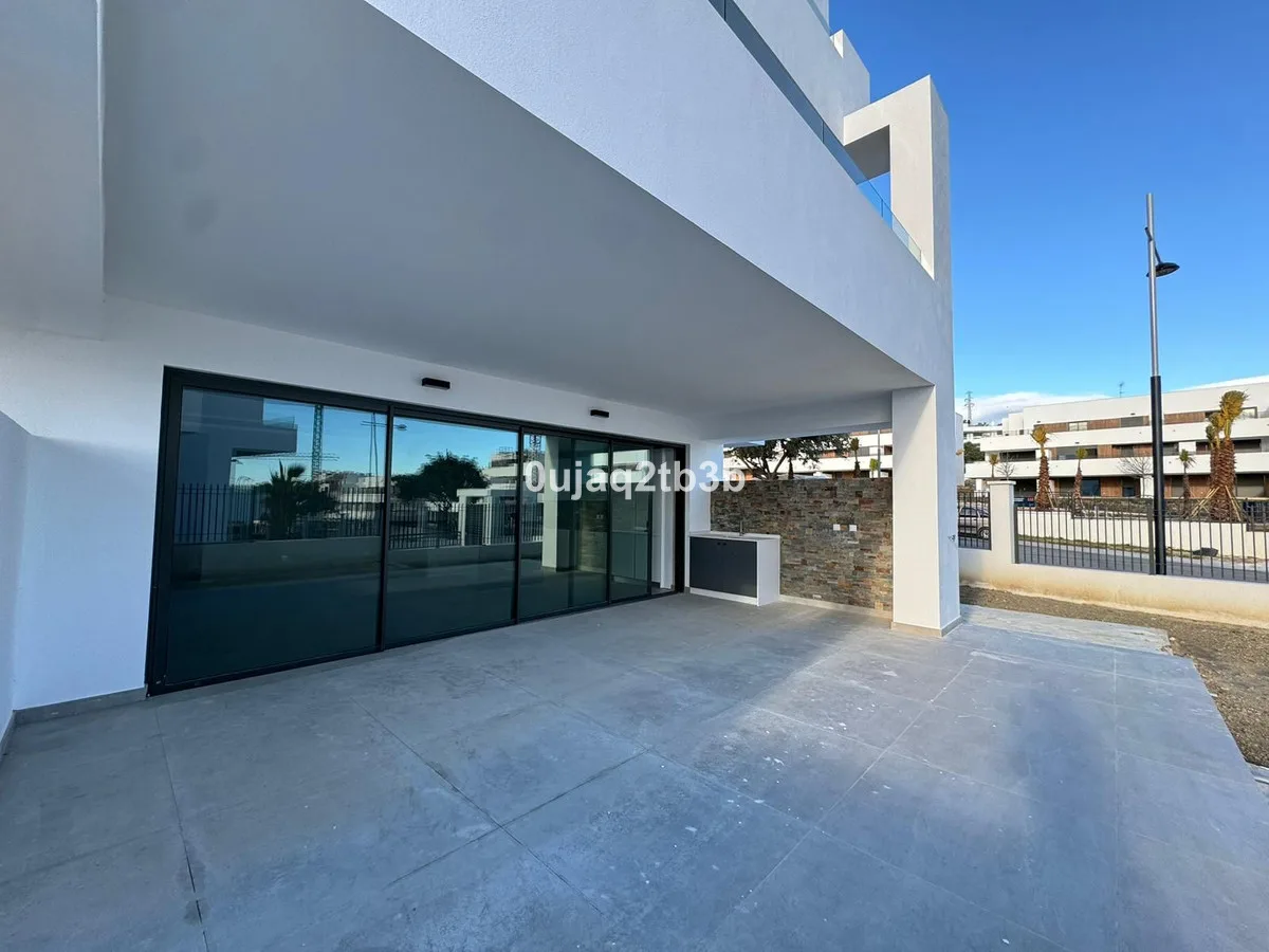 Elegantes Mittelgeschoss-Apartment mit Meerblick in Estepona