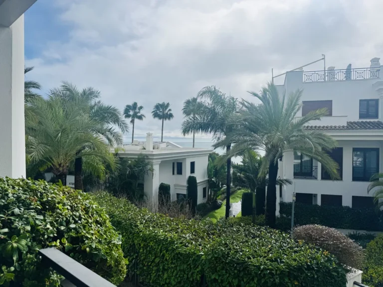 Elegantes Apartment in erster Linie zum Meer in Estepona
