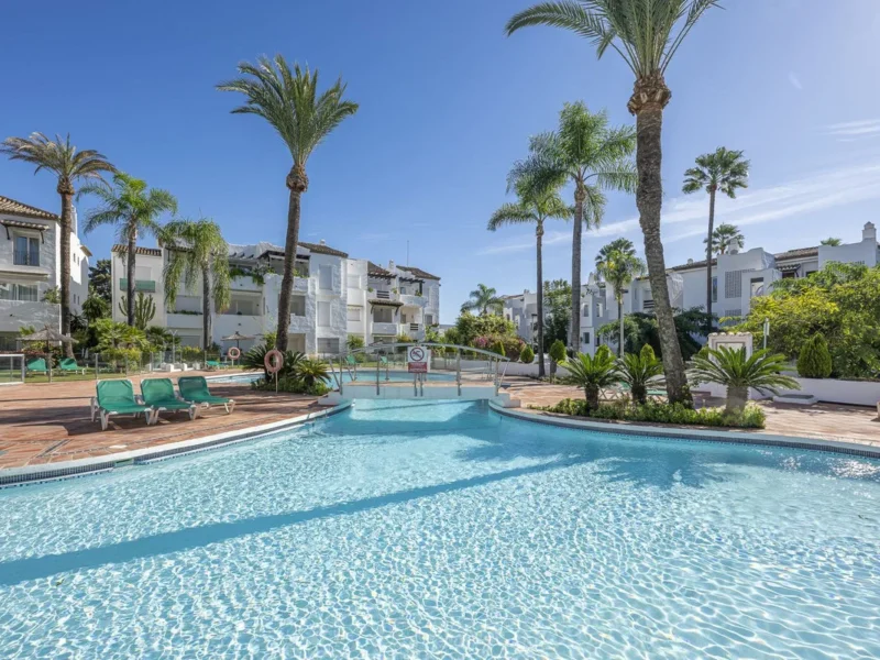 Elegantes Strandapartment mit atemberaubendem Meerblick in Estepona