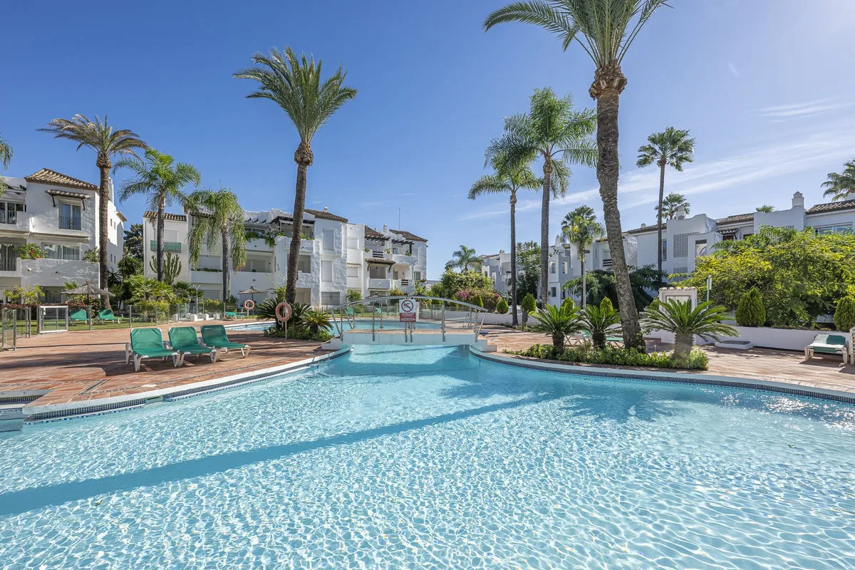 Elegantes Strandapartment mit atemberaubendem Meerblick in Estepona