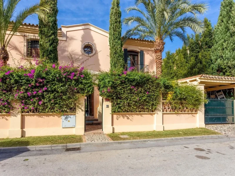 Elegante Villa mit Blick auf den Golfplatz in Guadalmina Alta