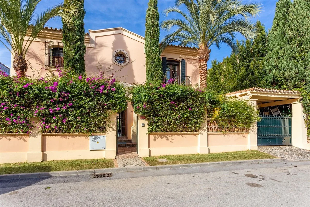Elegante Villa mit Blick auf den Golfplatz in Guadalmina Alta