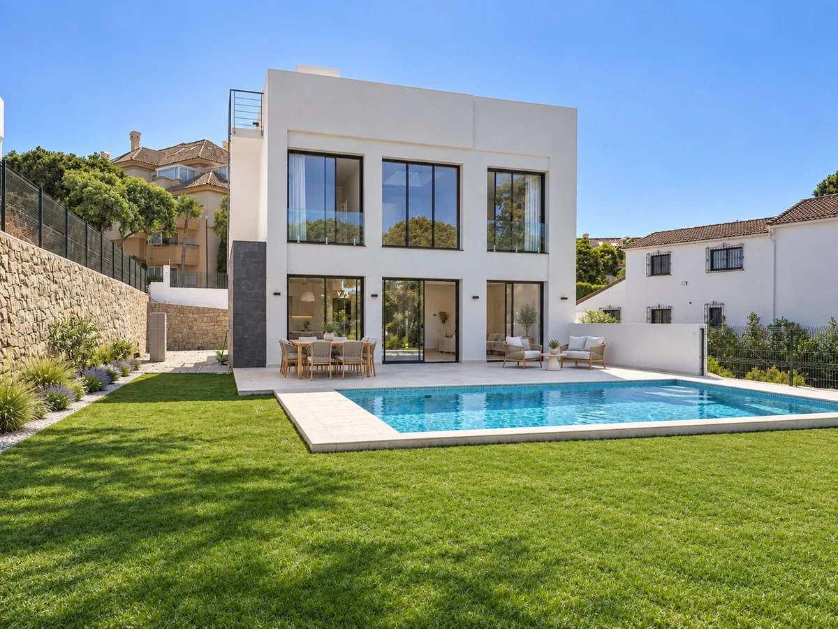 Moderne Villa in Cumbres de Elviria, Marbella mit Meerblick