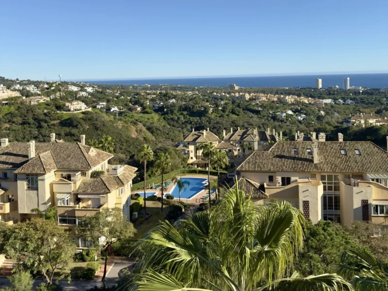 Renovierte Luxuswohnung mit Panoramablick in Elviria, Marbella