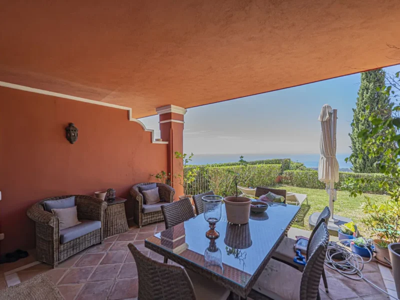 Luxuriöse Gartenwohnung mit Meerblick in La Mairena, Marbella