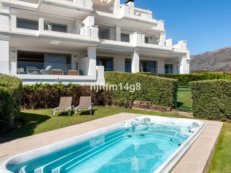 Moderne Erdgeschosswohnung mit Meerblick in Nueva Andalucia
