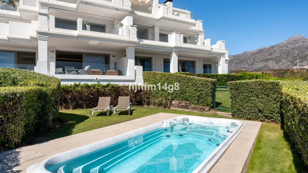 Moderne Erdgeschosswohnung mit Meerblick in Nueva Andalucia