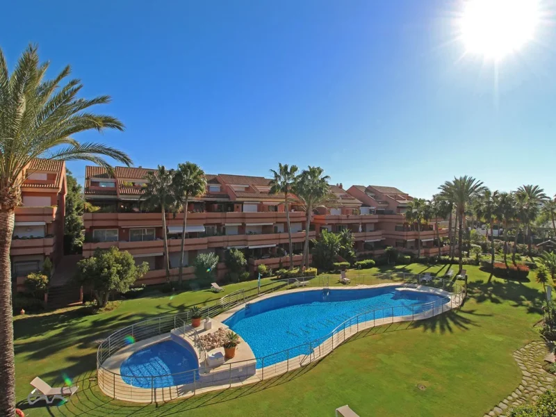 Elegante Erdgeschosswohnung in Marbella: Nur 300 m vom Strand