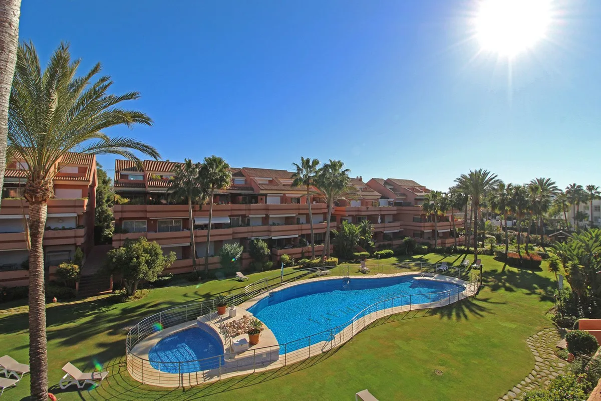 Elegante Erdgeschosswohnung in Marbella: Nur 300 m vom Strand
