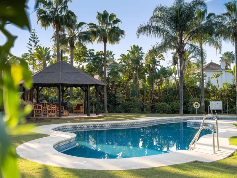Elegantes Apartment mit privatem Garten in Las Mimosas, Puerto Banús