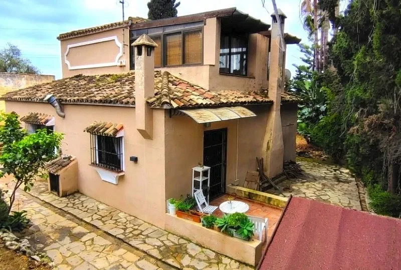 Elegante Villa in Río Real: Luxuriöses Wohnen in Marbella