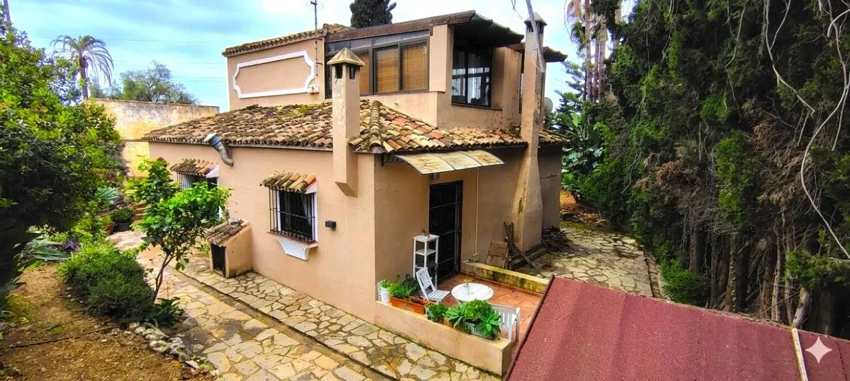 Elegante Villa in Río Real: Luxuriöses Wohnen in Marbella