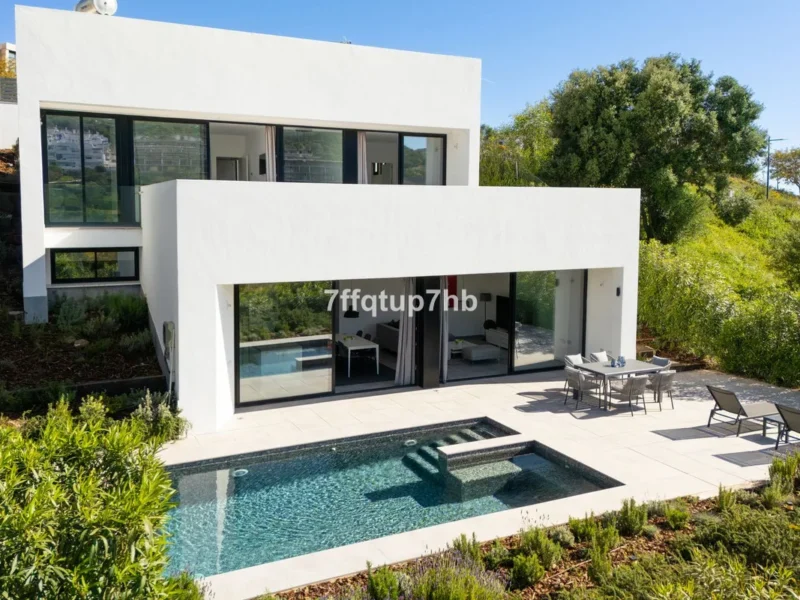 Elegante Neubauvilla mit Golfplatzblick in Marbella