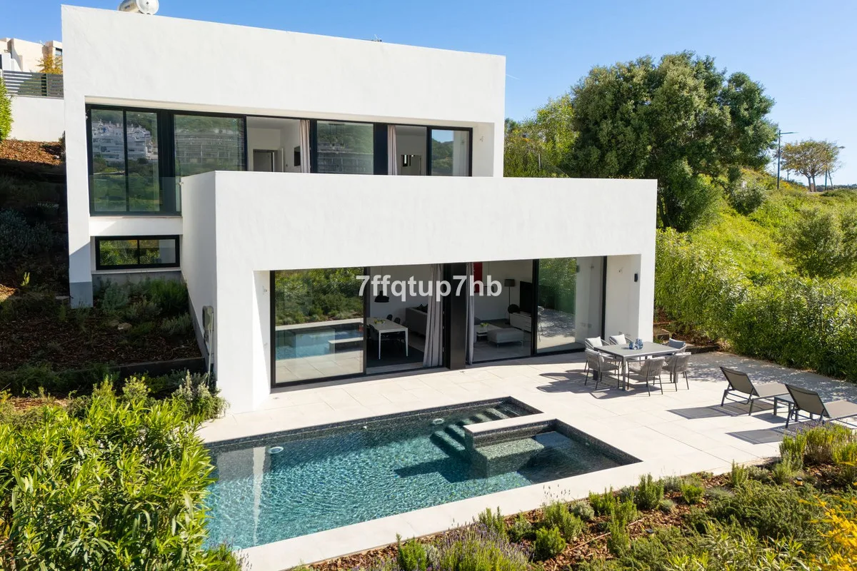 Elegante Neubauvilla mit Golfplatzblick in Marbella