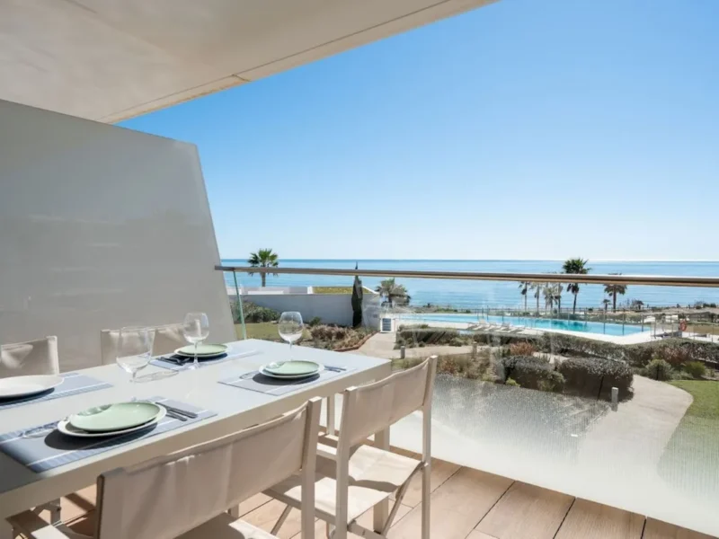 Luxuriöse Strandwohnung in Estepona – Eleganz an der Costa del Sol