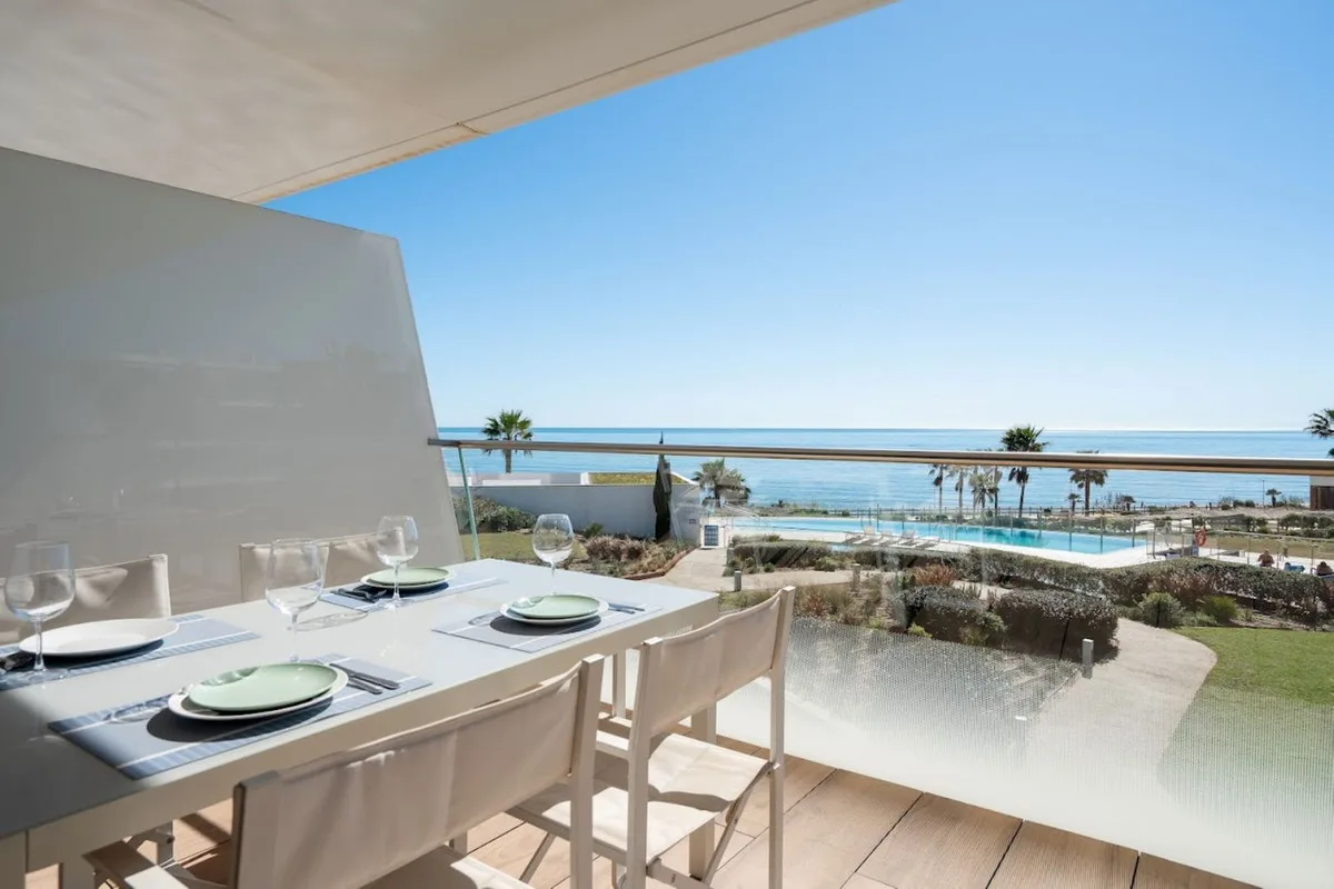Luxuriöse Strandwohnung in Estepona – Eleganz an der Costa del Sol
