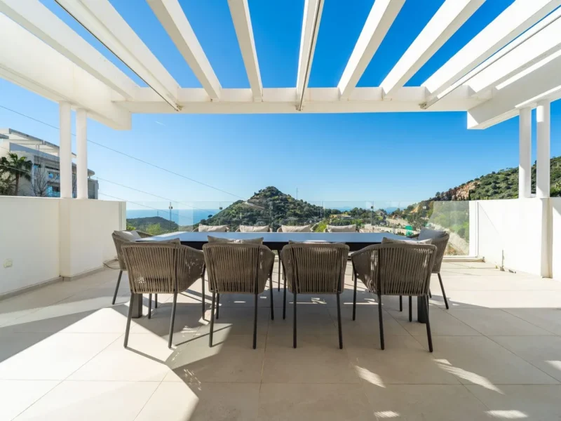 Penthouse-Villa mit Meerblick in Marbella – Elegantes Design