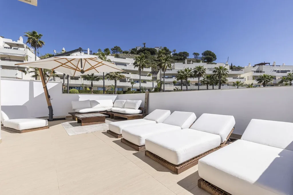 Elegante Penthouse-Duplexwohnung in Benahavís mit Meerblick