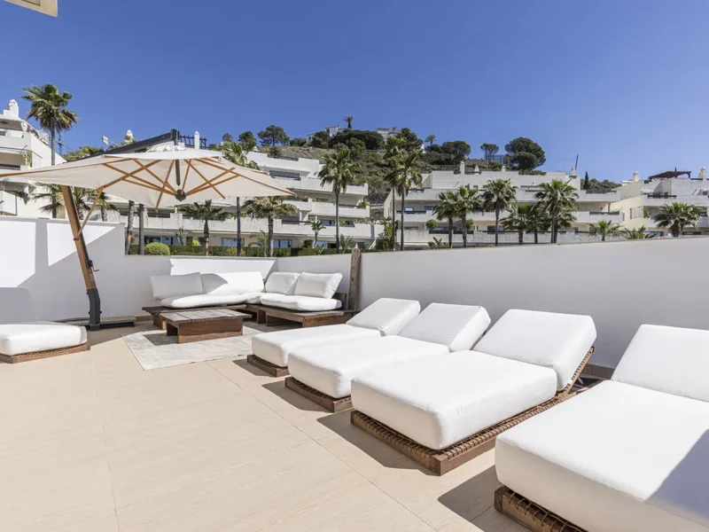 Elegante Penthouse-Duplexwohnung in Benahavís mit Meerblick