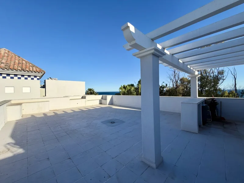 Luxuriöses Eck-Apartment in Punta Plata, Estepona am Meer