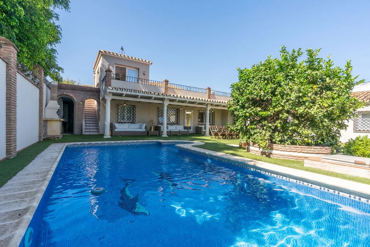 Elegante Villa in Marbella: Ihr Traumhaus an der Costa del Sol