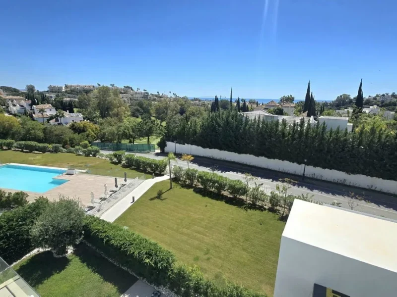 Elegantes Apartment mit Meerblick im Herzen von Nueva Andalucía