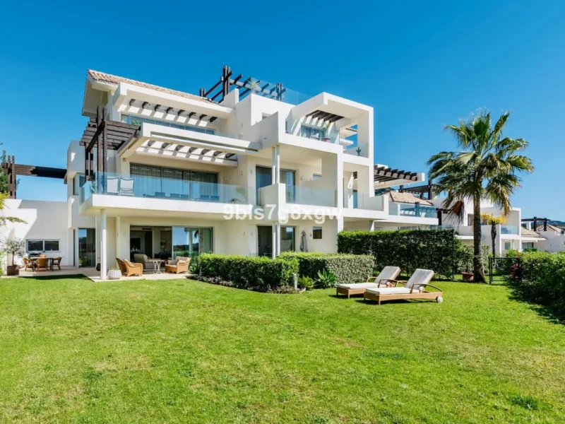 Elegante Maisonette-Gartenwohnung in Marbella mit Panoramablick