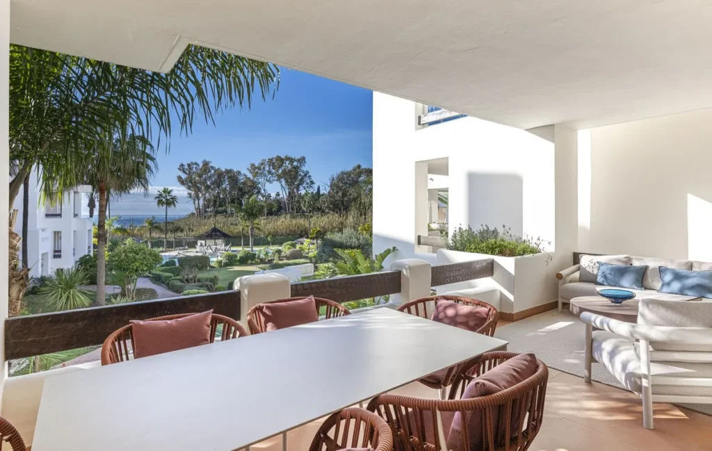 Elegantes Apartment mit Meerblick in Nueva Andalucía, Marbella