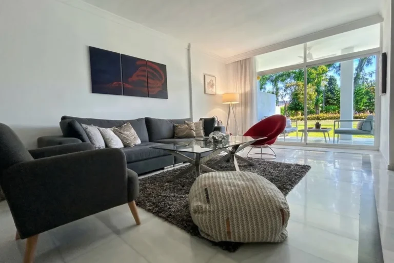 Elegantes Apartment in La Alcazaba, Marbella mit Gartenblick