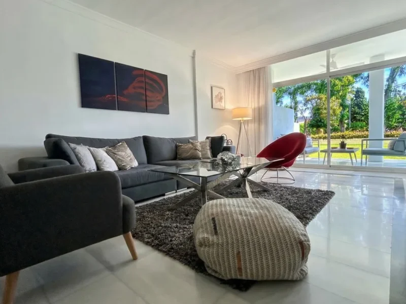 Elegantes Apartment in La Alcazaba, Marbella mit Gartenblick