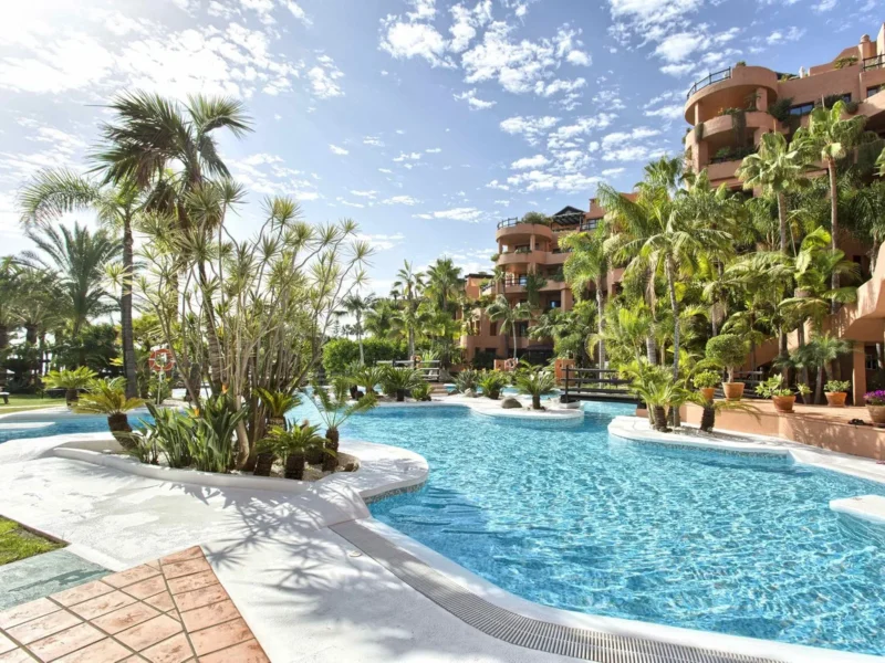 Elegantes Apartment in Estepona mit privater Terrasse und Jacuzzi